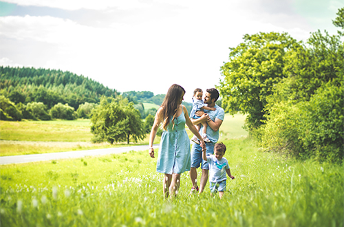 Mama, Papa und Zwillinge im Grünen