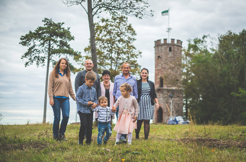 Familienfoto vor dem Buchener Wartturm