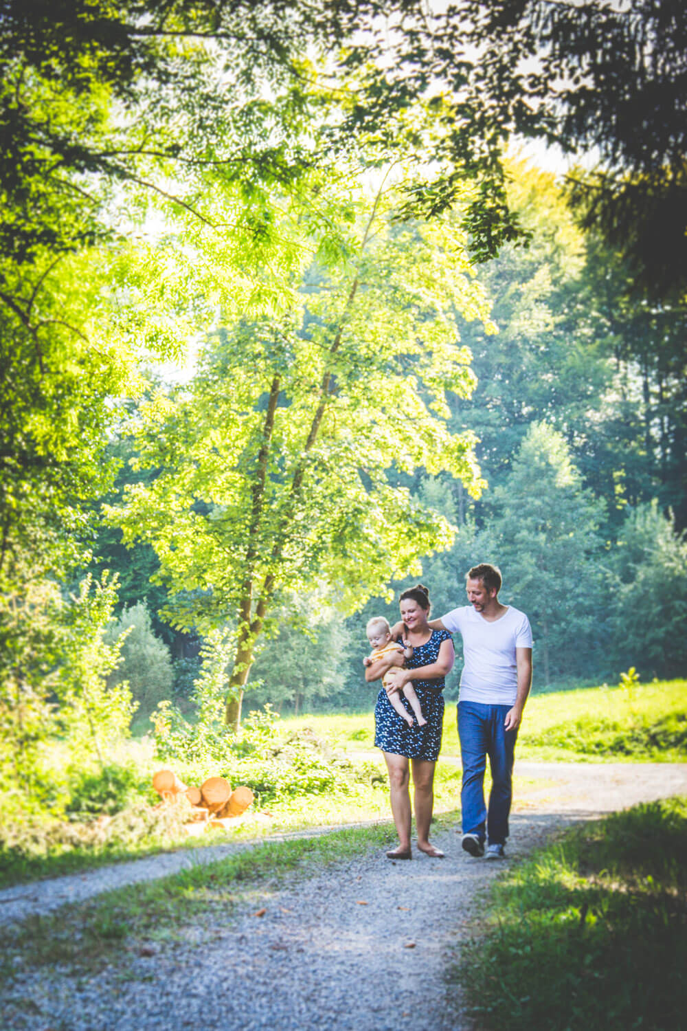 Familienfotoshooting im Schatten der Bäume