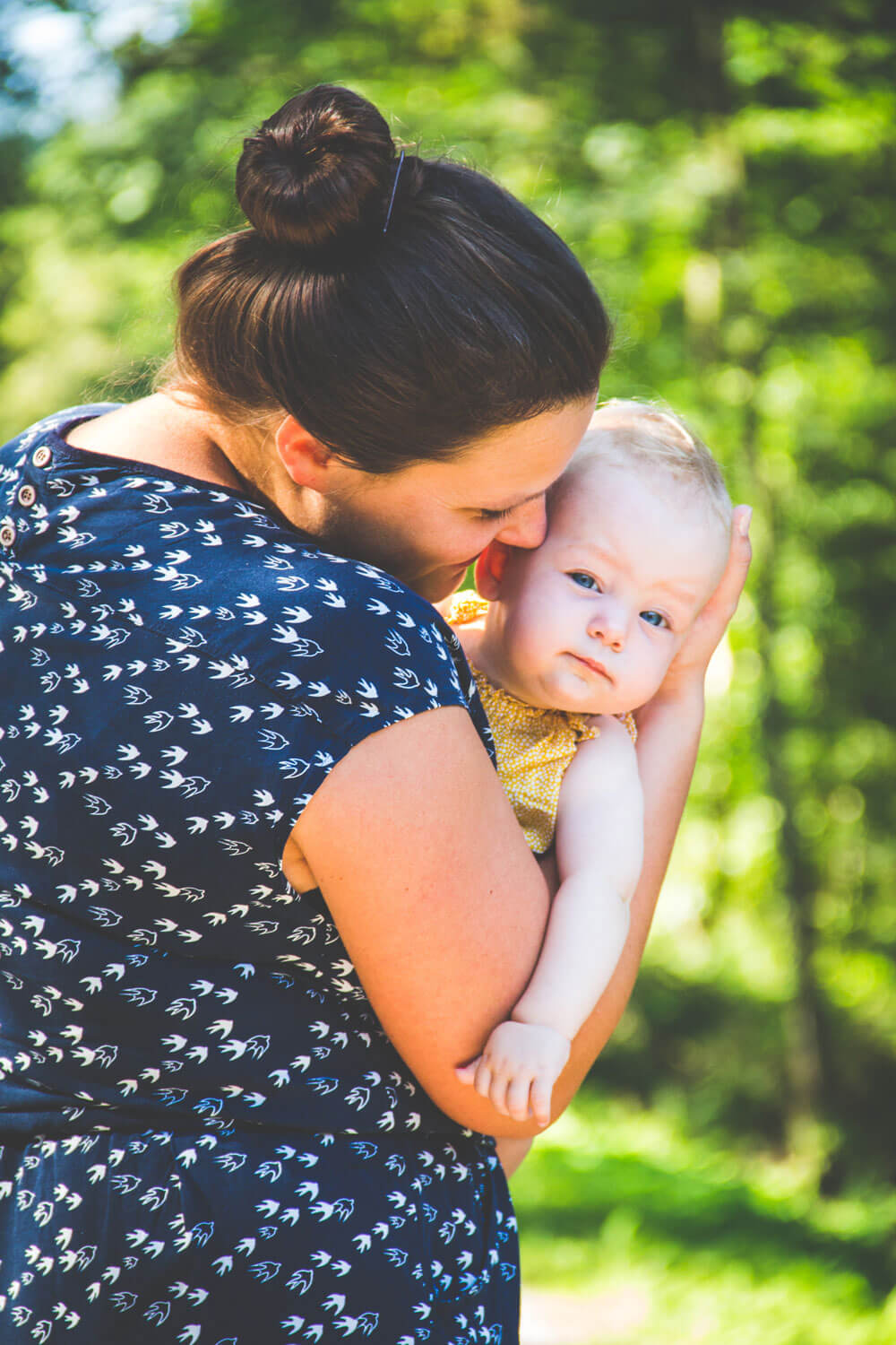 Familienfotoshooting im Schatten der Bäume