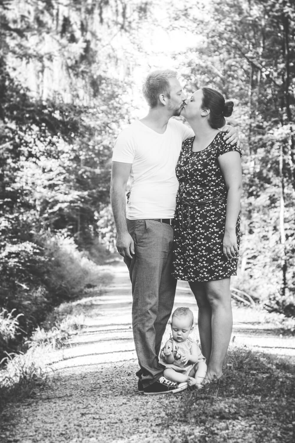 Familienfotoshooting im Schatten der Bäume