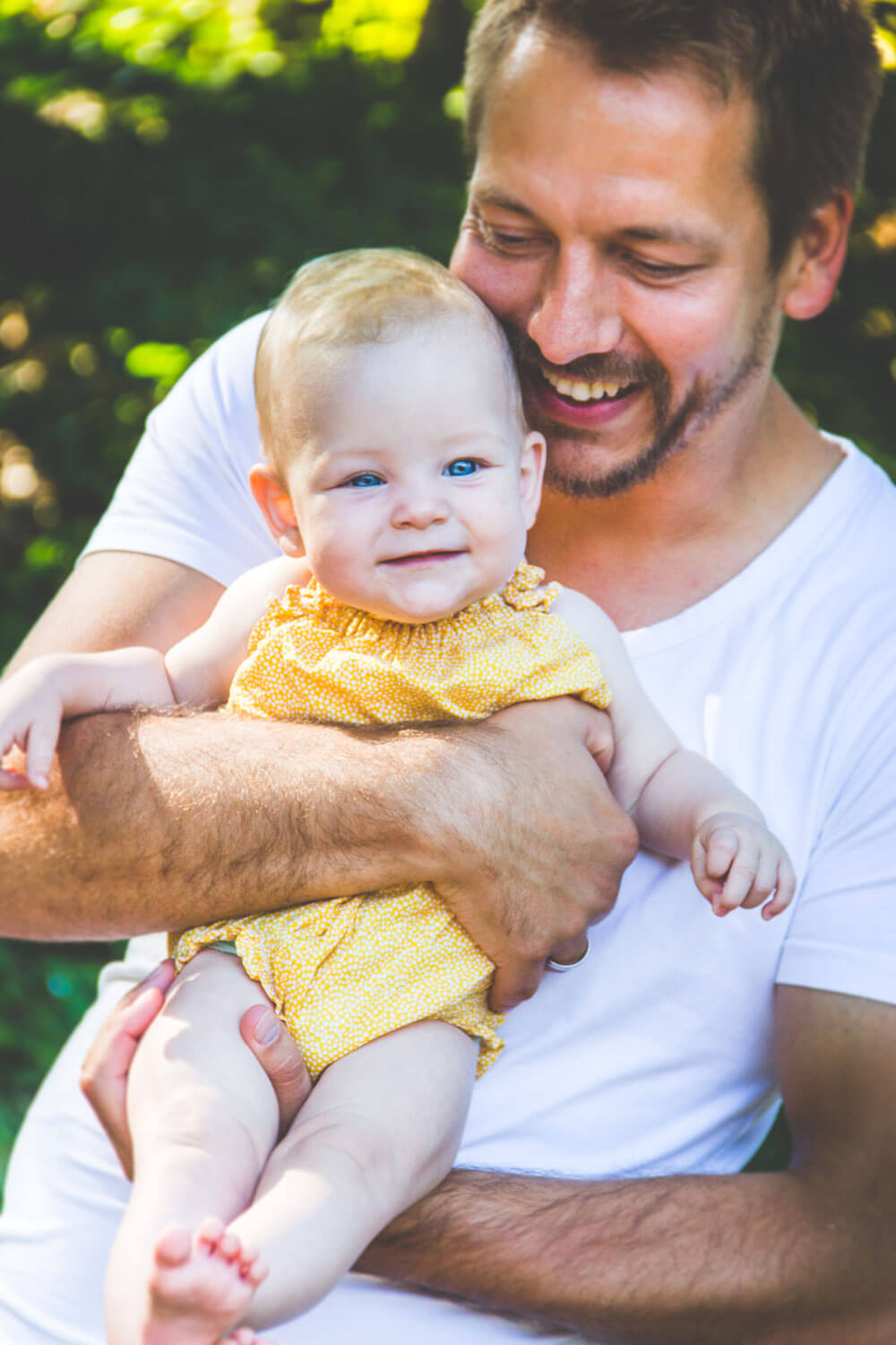 Familienfotoshooting im Schatten der Bäume