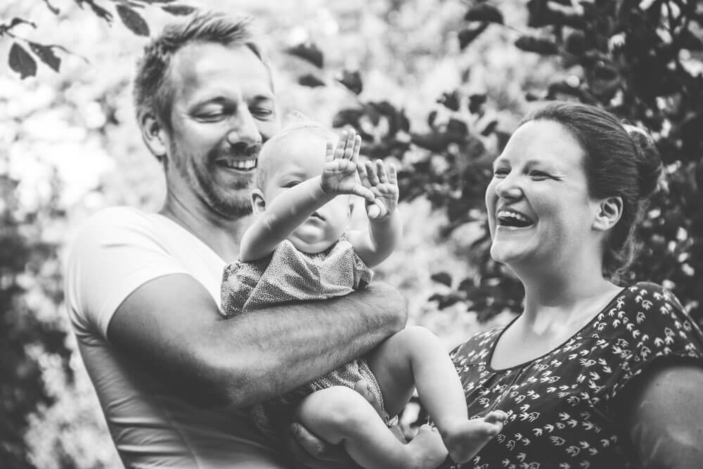 Familienfotoshooting im Schatten der Bäume