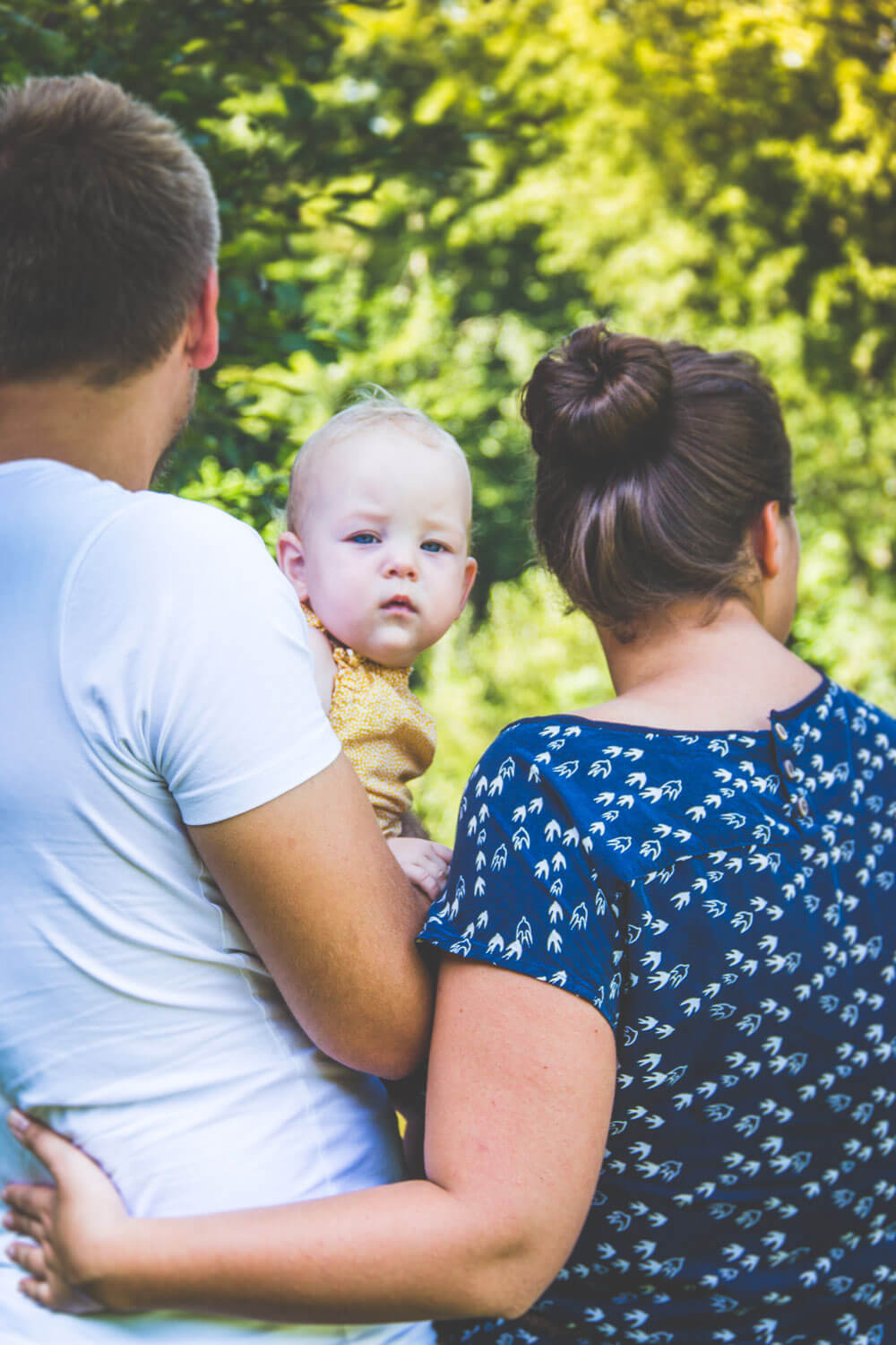 Familienfotoshooting im Schatten der Bäume