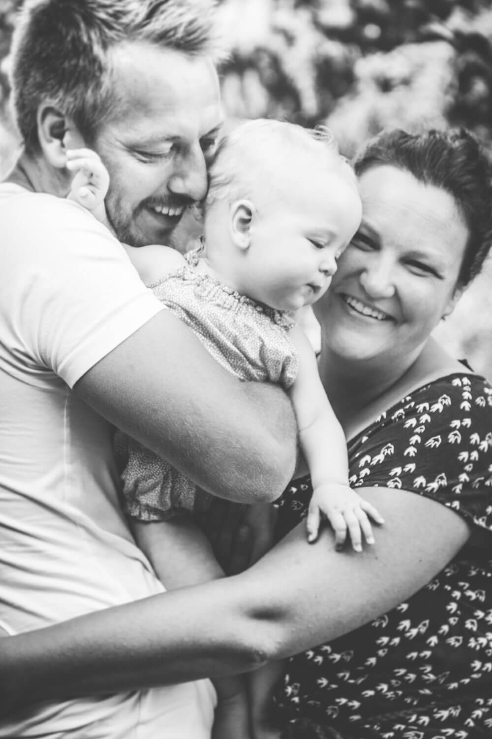 Familienfotoshooting im Schatten der Bäume