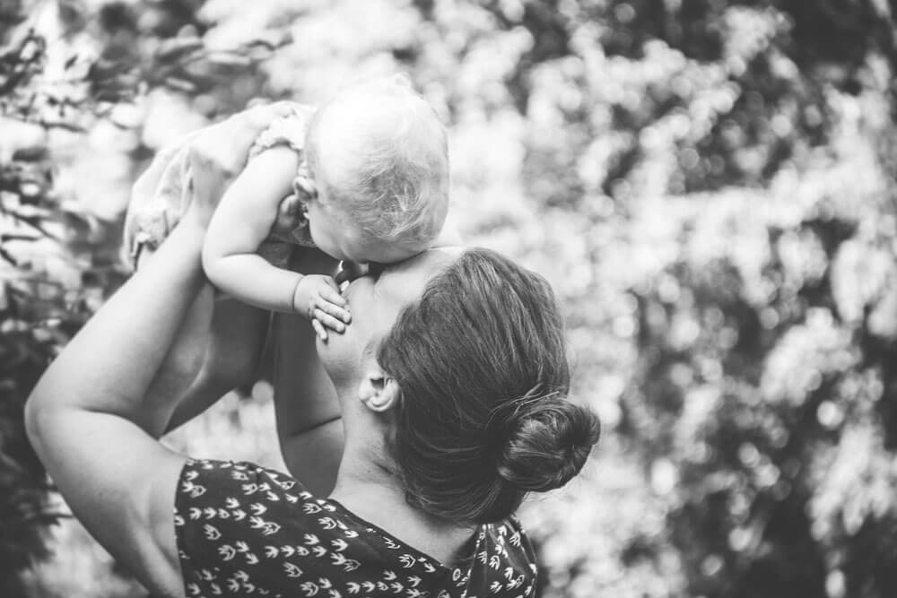 Familienfotoshooting im Schatten der Bäume