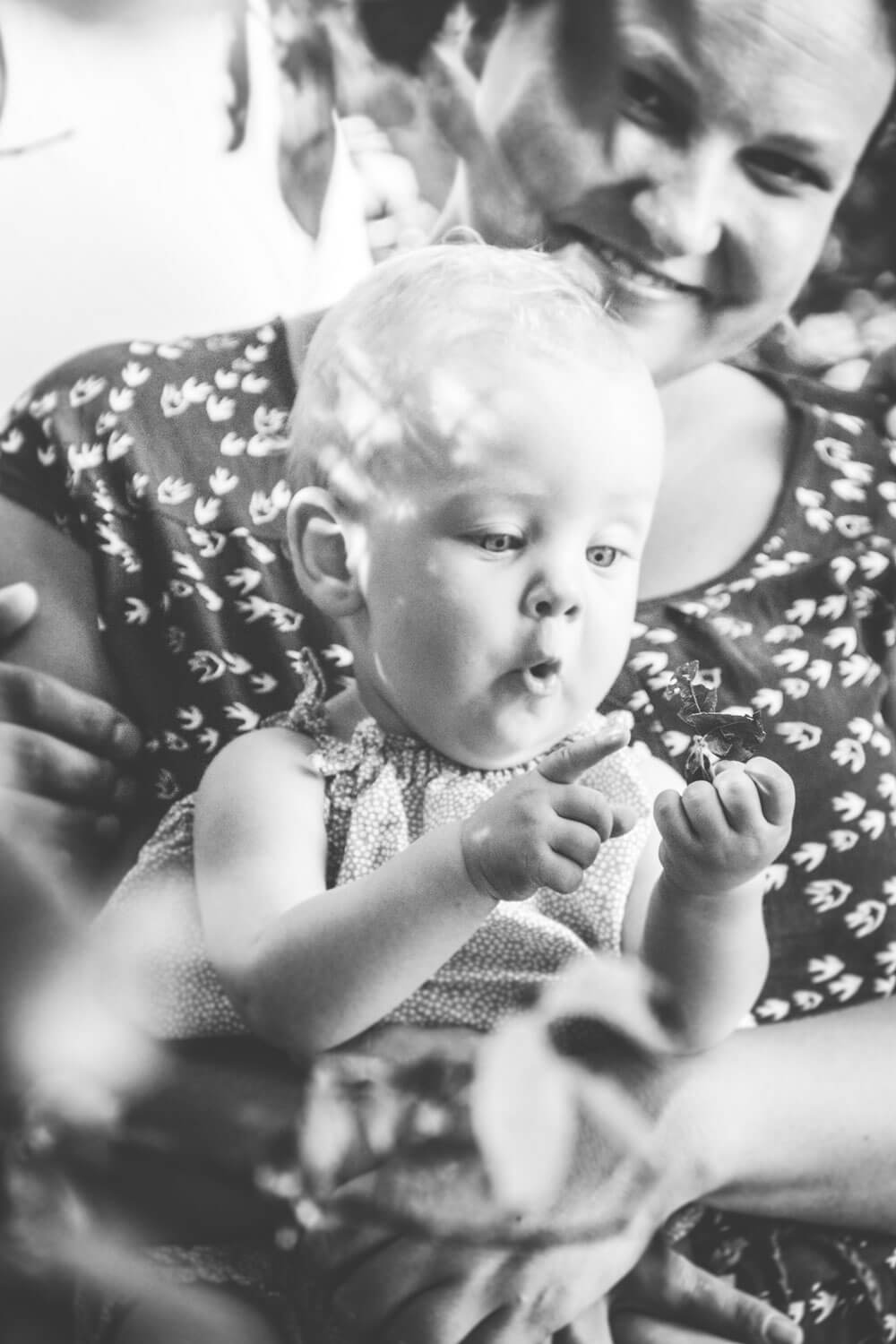 Familienfotoshooting im Schatten der Bäume