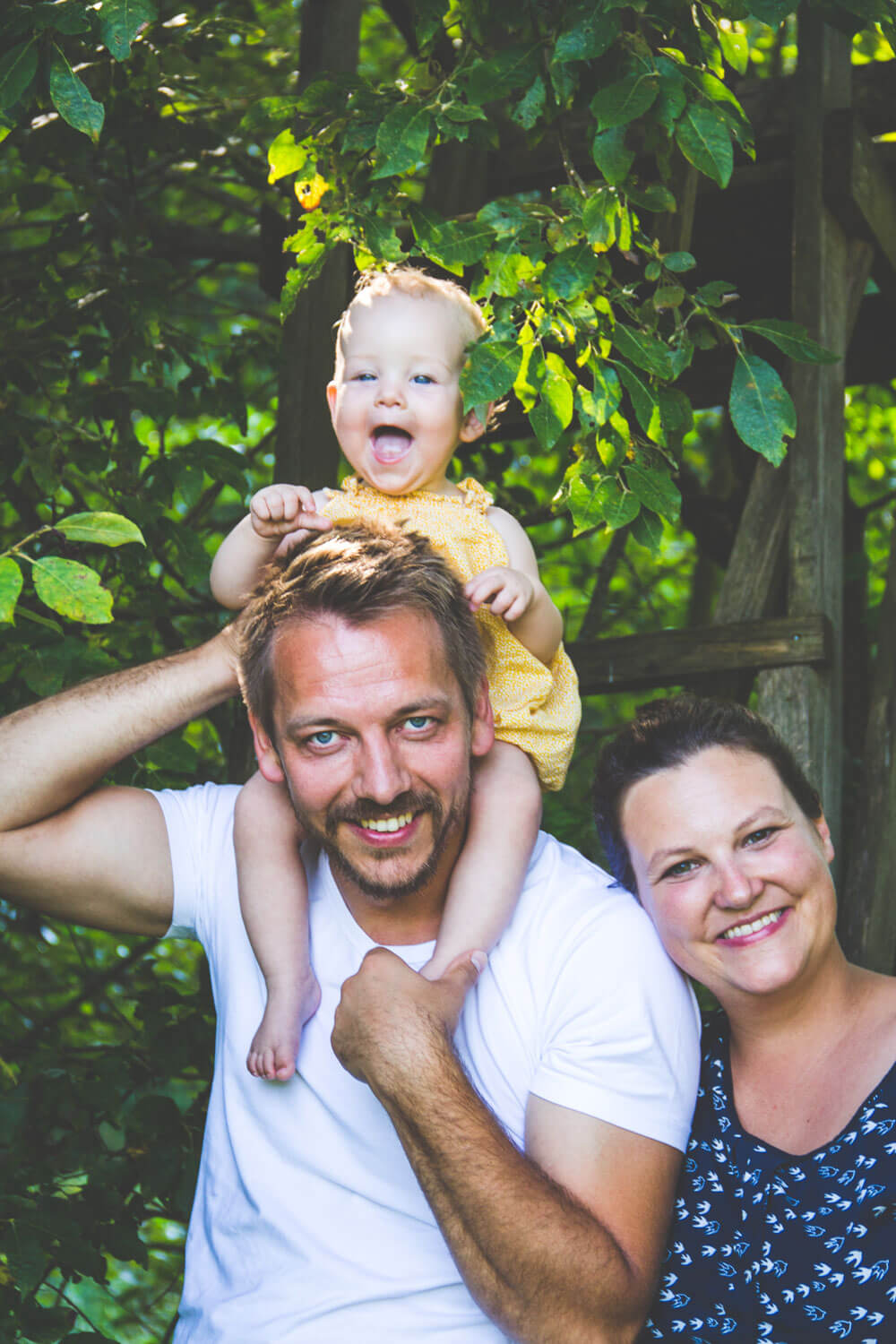 Familienfotoshooting im Schatten der Bäume