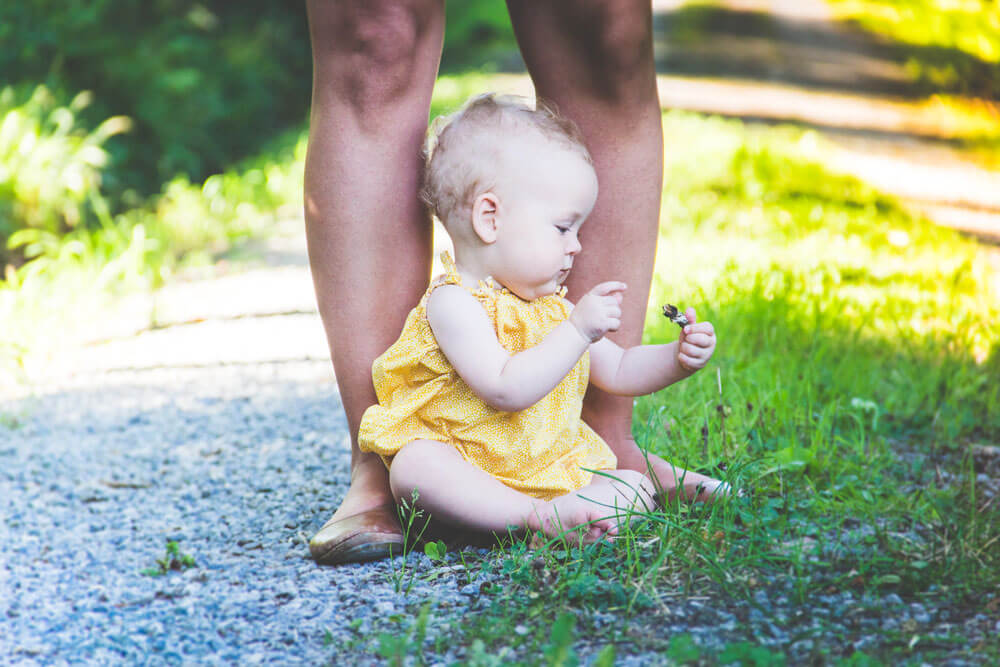 Familienfotoshooting einer kleinen Familie im Sommer Familienfotoshooting im Schatten der Bäume