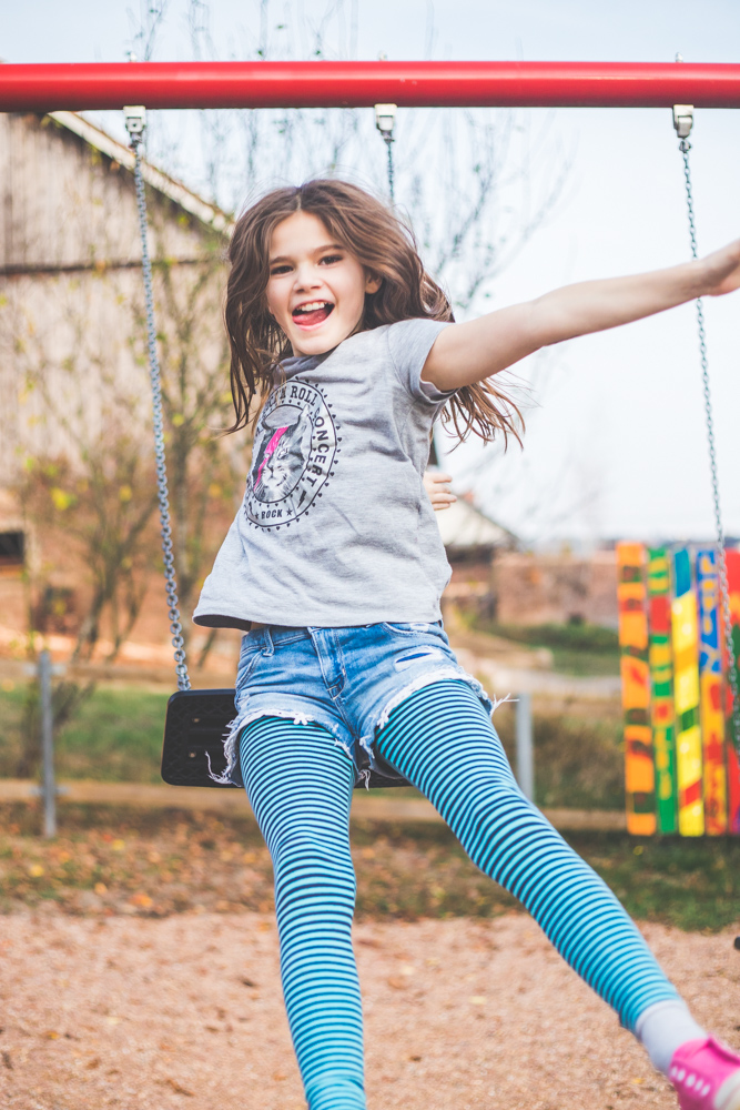 Ein Mutter-Tocher-Fotoshooting auf dem Spielplatz Ein Mutter-Tocher-Fotoshooting auf dem Spielplatz