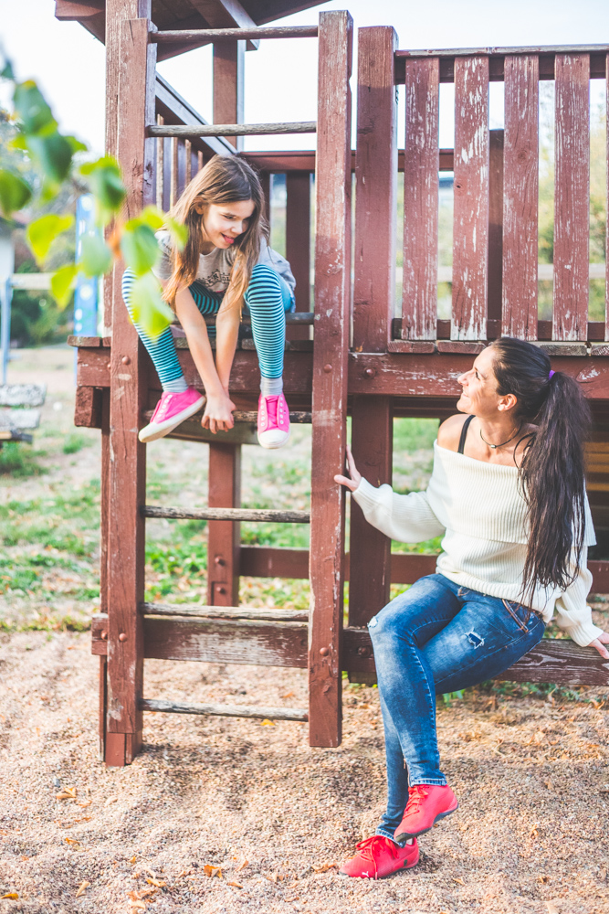 Ein Mutter-Tocher-Fotoshooting auf dem Spielplatz Ein Mutter-Tocher-Fotoshooting auf dem Spielplatz