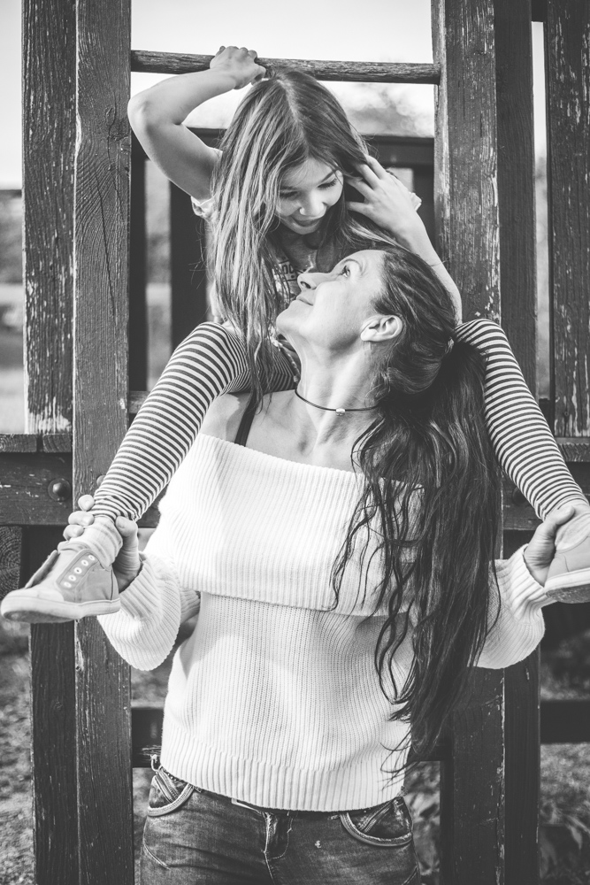 Ein Mutter-Tocher-Fotoshooting auf dem Spielplatz Ein Mutter-Tocher-Fotoshooting auf dem Spielplatz