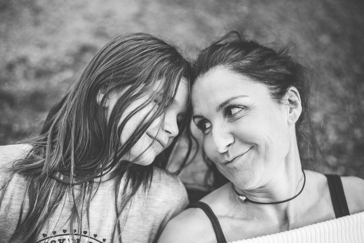 Ein Mutter-Tocher-Fotoshooting auf dem Spielplatz Ein Mutter-Tocher-Fotoshooting auf dem Spielplatz