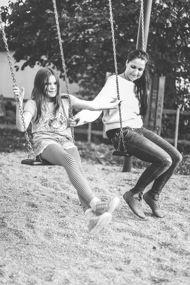 Ein Mutter-Tocher-Fotoshooting auf dem Spielplatz Ein Mutter-Tocher-Fotoshooting auf dem Spielplatz
