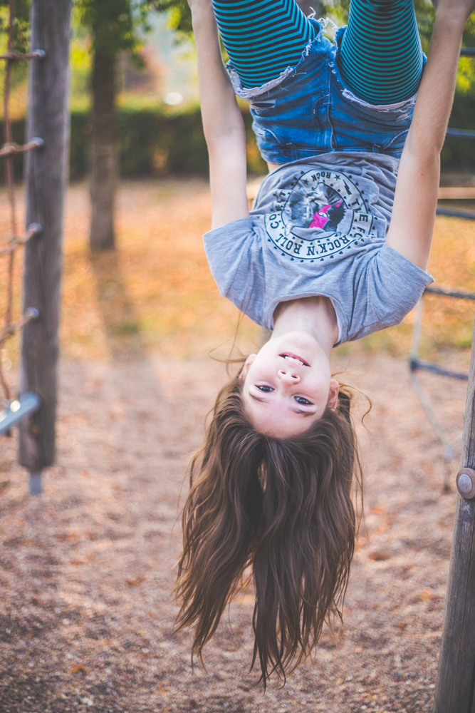 Ein Mutter-Tocher-Fotoshooting auf dem Spielplatz Ein Mutter-Tocher-Fotoshooting auf dem Spielplatz