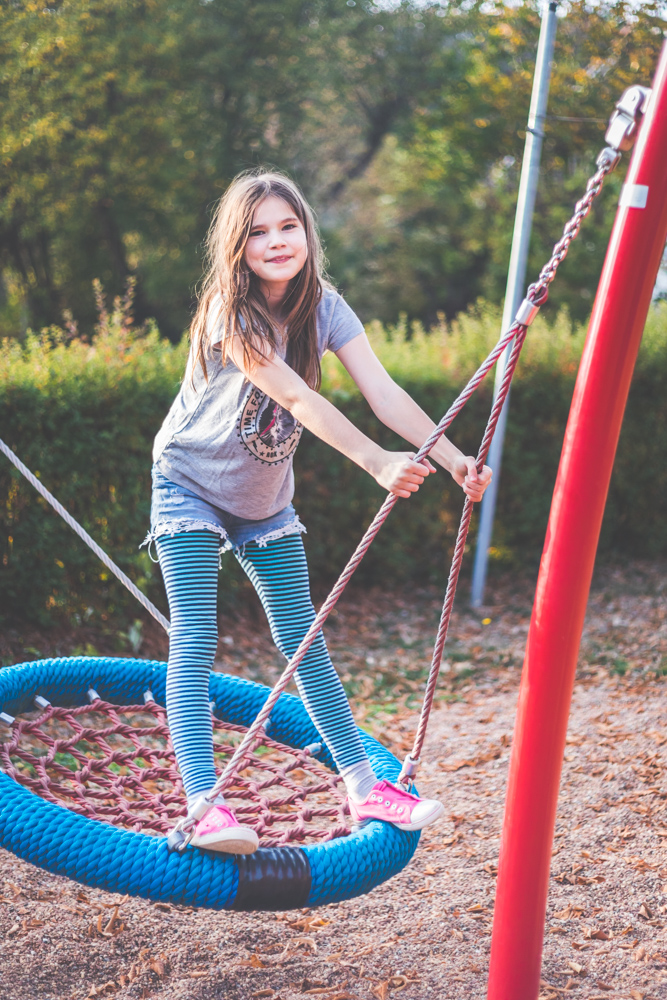 Ein Mutter-Tocher-Fotoshooting auf dem Spielplatz Ein Mutter-Tocher-Fotoshooting auf dem Spielplatz