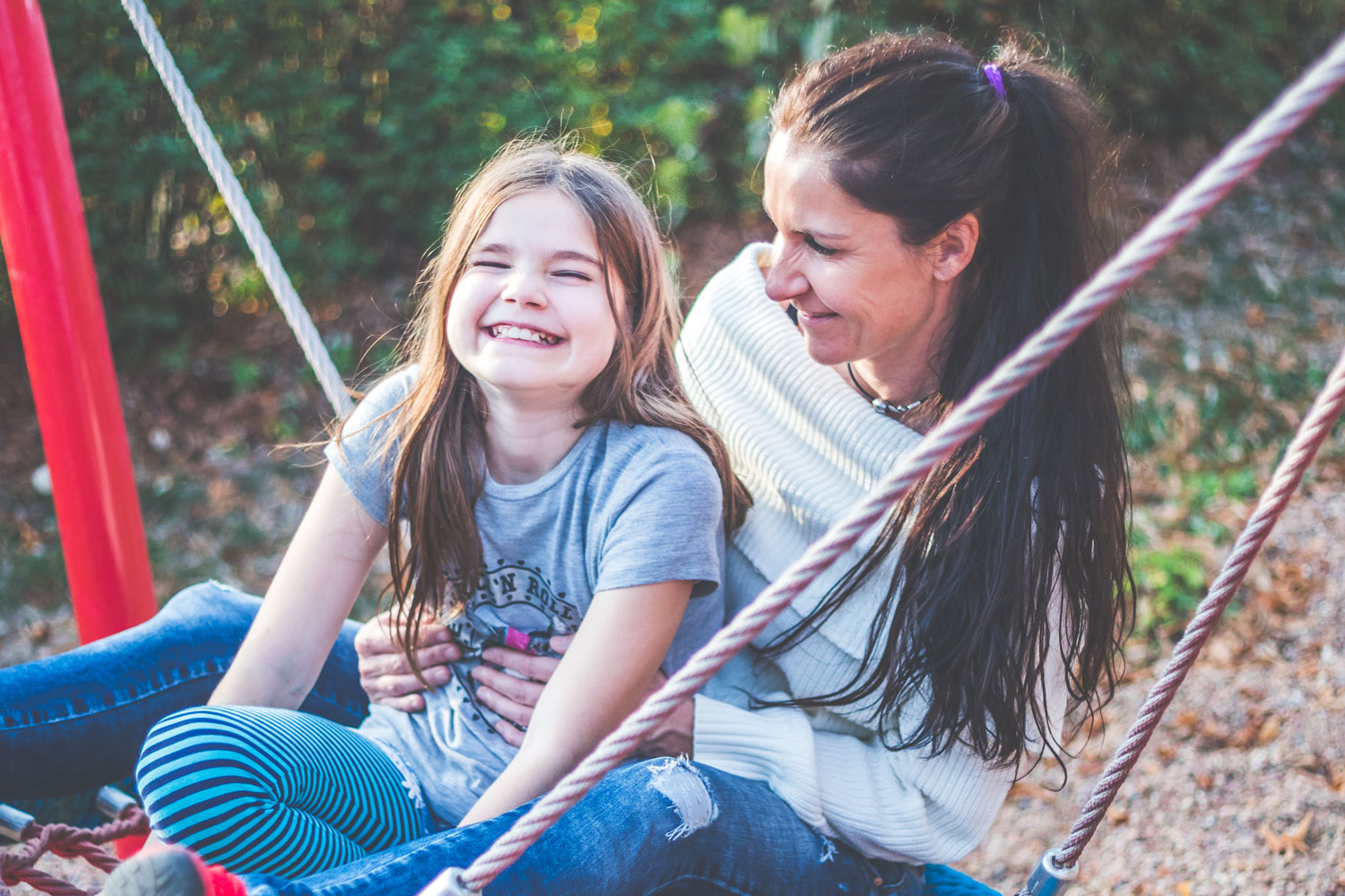 Ein Mutter-Tocher-Fotoshooting auf dem Spielplatz Ein Mutter-Tocher-Fotoshooting auf dem Spielplatz