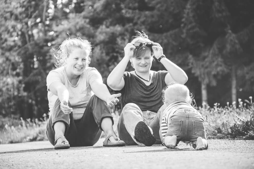 Familienfotoshooting unter Sonnenblumen