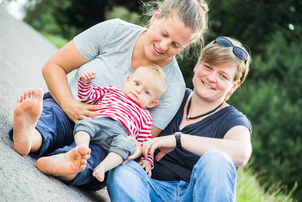 Familienfotoshooting unter Sonnenblumen