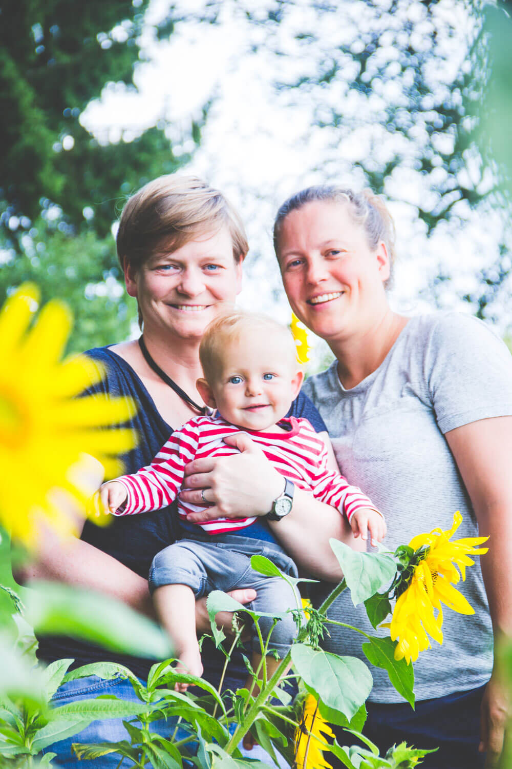 Familienfotoshooting unter Sonnenblumen