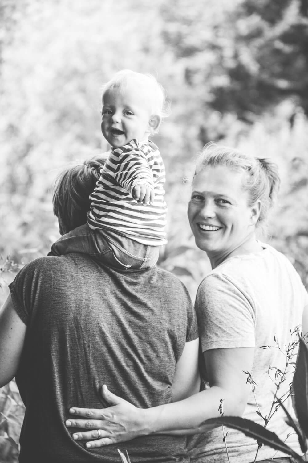 Familienfotoshooting unter Sonnenblumen