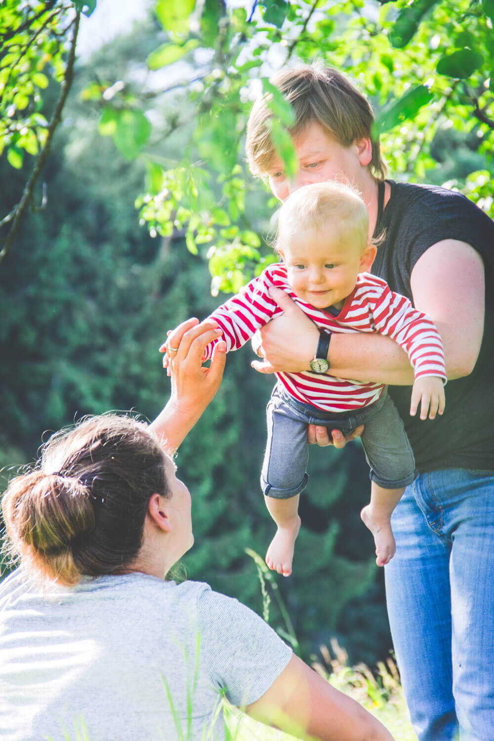 Familienfotoshooting unter Sonnenblumen