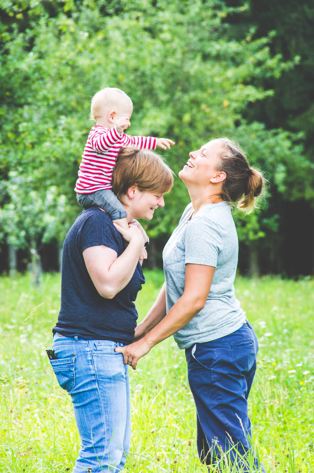 Familienfotoshooting unter Sonnenblumen