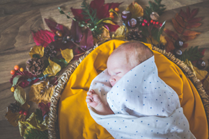 Ein Baby in einem Laub-Kreis